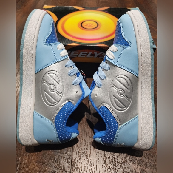 Boys Heelys in Blue NWT size 5 - Picture 2 of 3